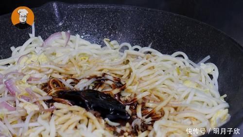 炒面很多人都做错了,难怪不好吃,大厨教你饭店做法,实在太香了