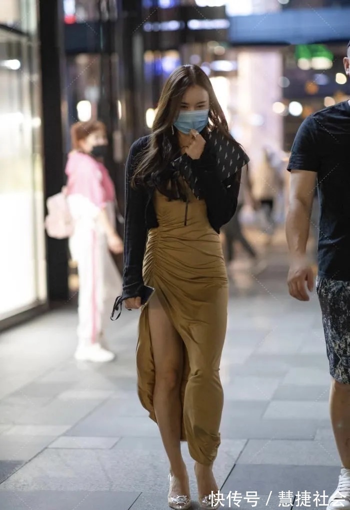 高跟鞋 鞋跟设计成“高脚杯”就一定好看嘛?答:不一定,但是配裙子穿是真的好看