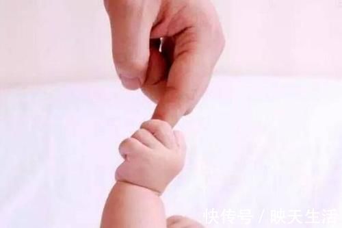 就医|新生儿“力大无穷”,刚出生就会“走路”?6种反射行为要知道
