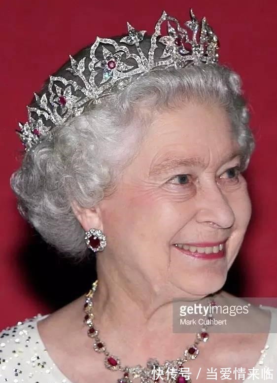 耳环 新年就是要红!王室红宝石珠宝看起来!