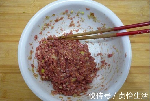 肉馅|拌肉馅时,先放油还是先放水?一步做对,肉馅鲜嫩多汁,香气扑鼻