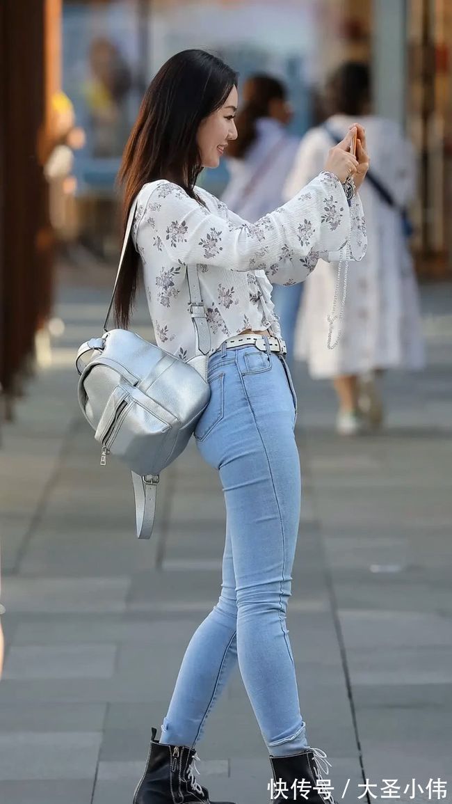气质|美女街拍:小姐姐笑容甜美,穿紧身牛仔裤展现出的纤细腰身,气质很温柔