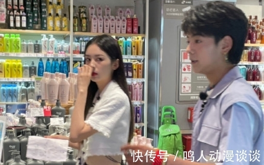 周也|黃曉明深夜秀廚藝，眼尖網(wǎng)友發(fā)現(xiàn)兒童餐具：給鼻姐和小海綿吃的嗎