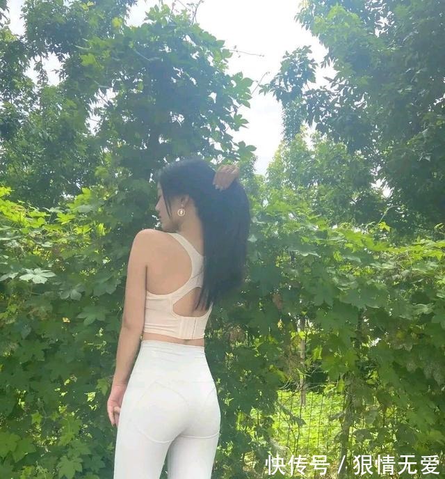 瑜伽裤 运动穿搭潮流趋势,瑜伽裤秀出曲线,出门上街时尚简单!