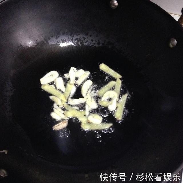 10分钟快手家常菜之芹菜炒千张,小孩子爱吃您还能不会吗