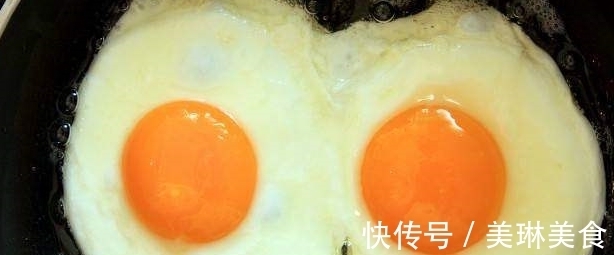 荷包蛋总是煎不好？教你一招，煎出来的鸡蛋又圆又嫩，还不粘锅！