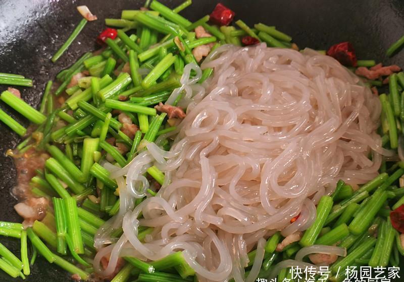 丝瓜木耳|三伏天碰到此菜必买，一次买几斤，顿顿这样炒都会光盘，吃不腻！
