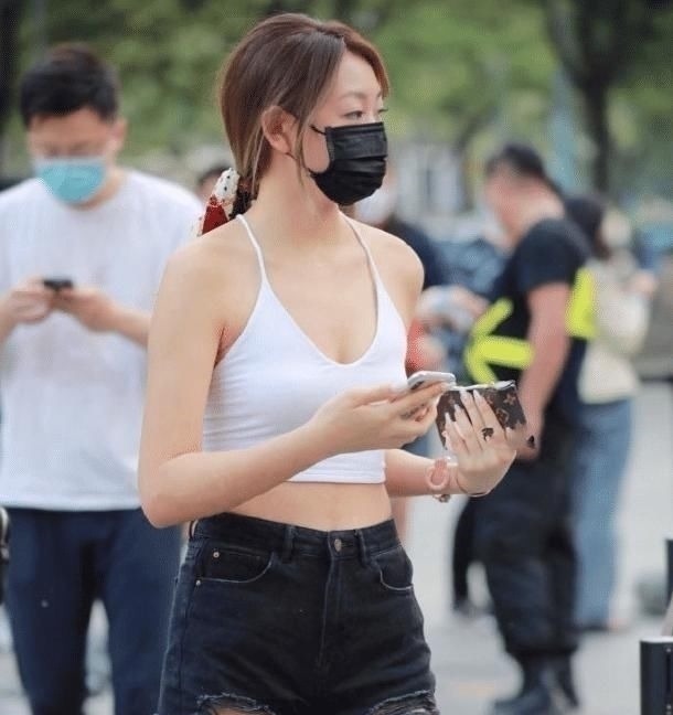 小姐姐 本以为吊带就很“清凉”了,看到后背更透风,这不就是块“布”?