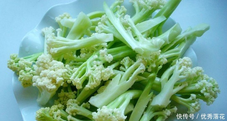 花菜炒熟不脆记住不要直接炒，做好3点，花菜又脆又嫩又入味！