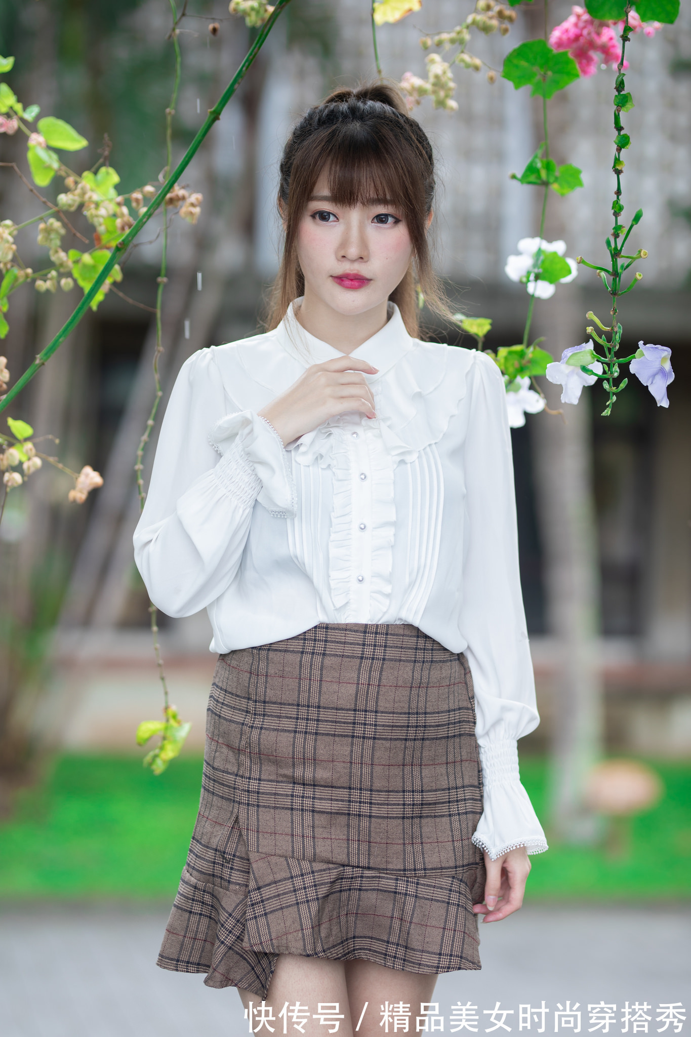 衬衫 白色衬衫搭配格子半身裙,温婉好搭,甜美范十足