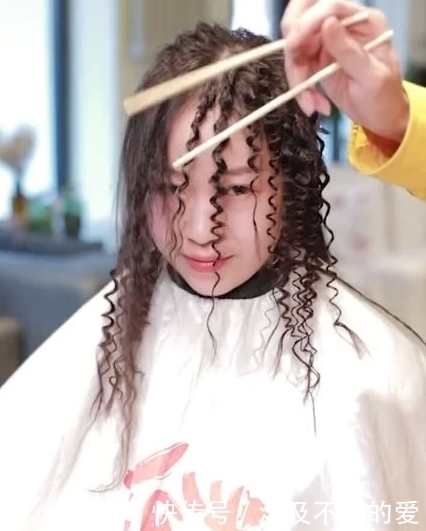 卷发|小姐姐做卷发,理发师用筷子来完成 网友:最萌的泡面头
