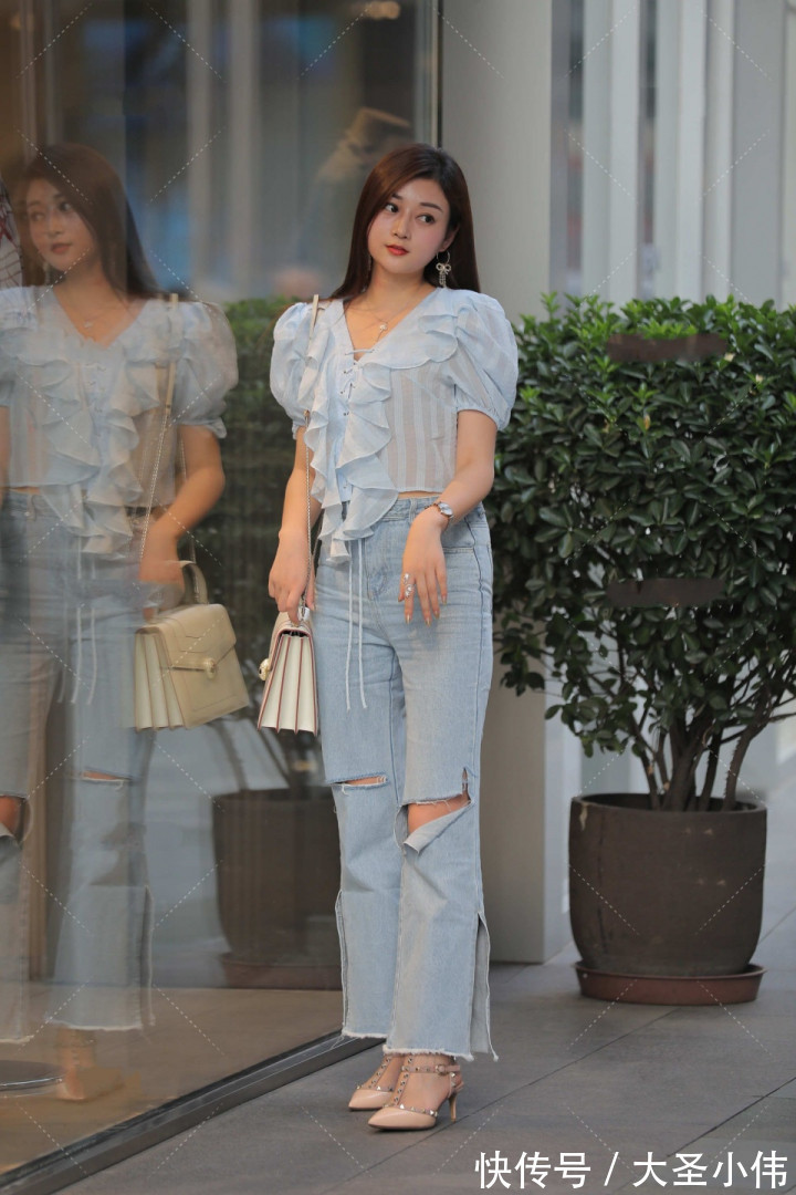 美女|美女街拍:浅蓝色泡泡袖薄纱上衣, 搭配同色的破洞牛仔裤, 时尚清爽又温柔