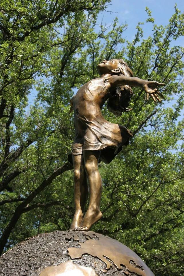 vega@被公认最具大师潜质的美女雕塑家,人体作品生动又别出心裁!