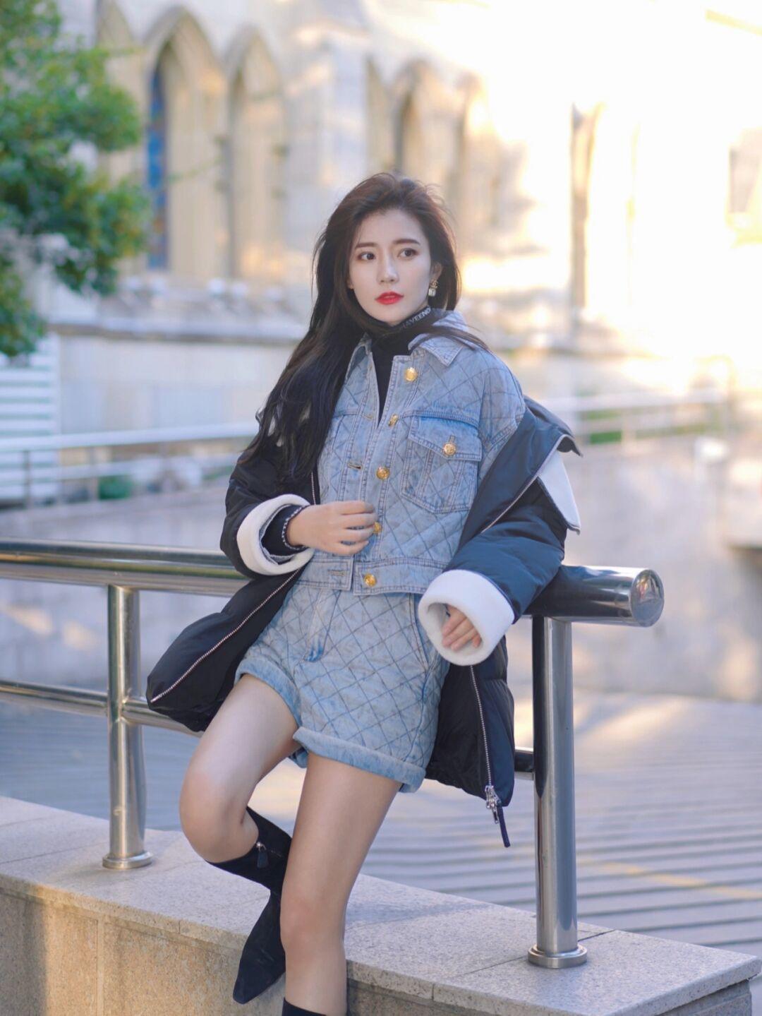 时髦 冬季会穿“牛仔套装”更时尚，拒绝扮嫩，又酷又飒才是真的美！