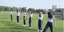 |搞笑GIF:大哥哭着哭着就把美女挤跑了,大妈尴尬了