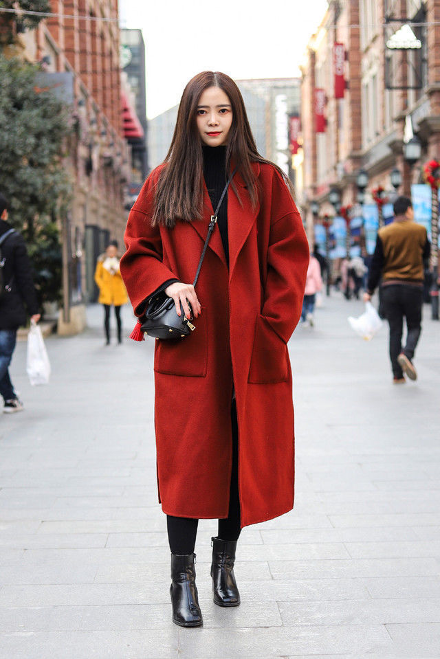 街拍:街头美女的穿着搭配太抢眼,光看背影就已经迷倒路人了