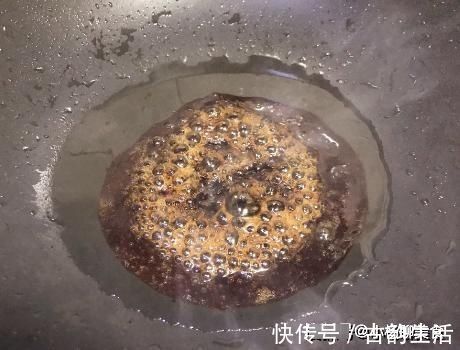 糖色|红烧肉用酱油上色总是发黑?大厨透露1点技巧,块块都是琥珀色
