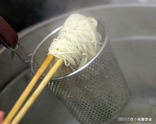 煮面条时，用上两个技巧，面条爽口又筋道，吃一次还想再吃