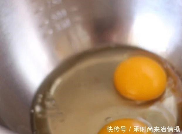 今天蒸一个酸奶蛋糕，不用打发不用烤箱，零失败，比烤的还要好吃！