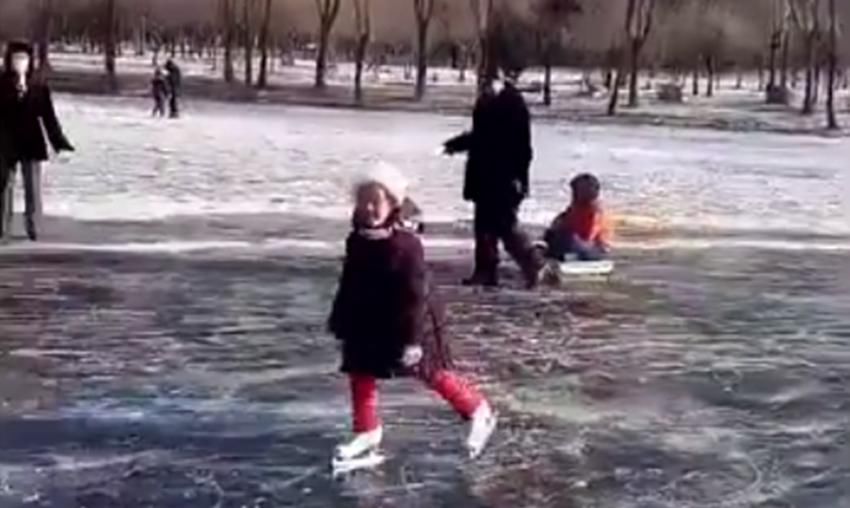 小女孩花样“滑旱冰”火了，网友：厉害了，这套操作确实很专业！