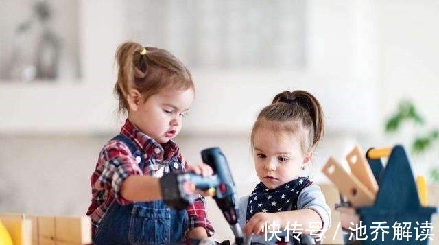 孩子|宝宝想脱袜子,费了九牛二虎之力终于成功了,心疼袜子一秒