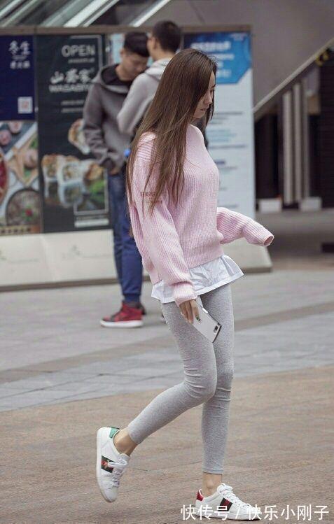 打底裤 运动风的打底裤搭配白背心,修身的款式充满着十足的韵味