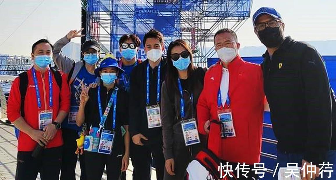 红婵|全红婵阿布扎比千里传喜,20米腾空入海水花消失,感谢周继红