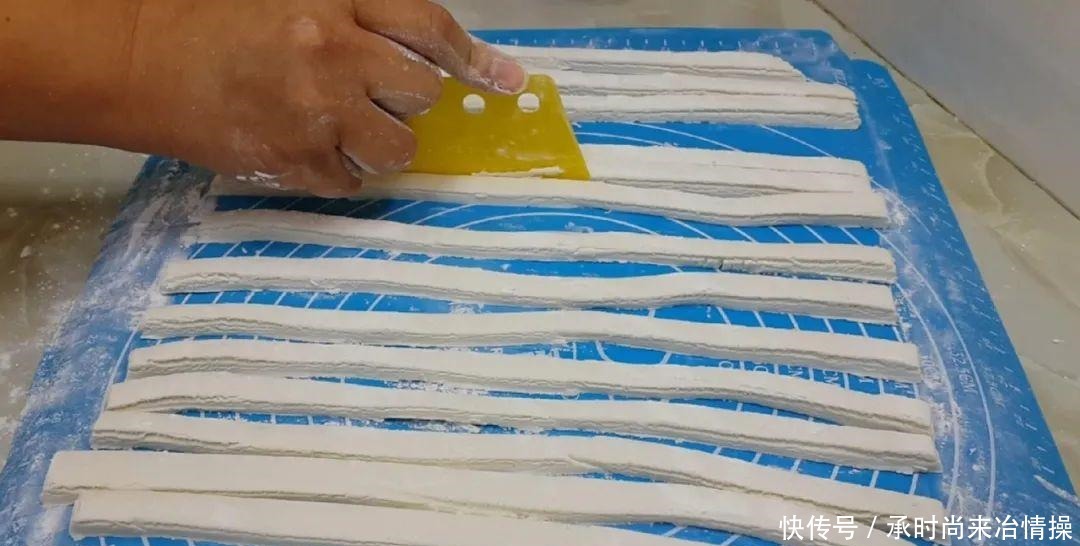 小油条|糯米粉这样做才好吃,开水一烫,个个焦脆又香酥,比麻花油条好吃