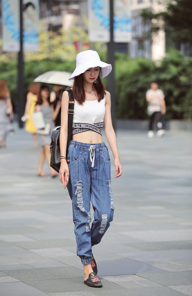 时髦的破洞牛仔裤,修身又有个性,怪不得90后都喜欢穿