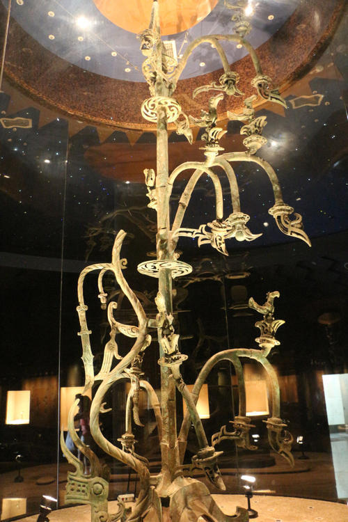 神树#三星堆发现一个玉琮,上面的神树图案,揭开了它的使用之谜