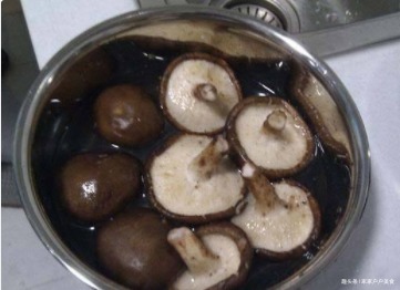 洗香菇不能直接用清水,教你一个小妙招,香菇清洗干净,吃着放心