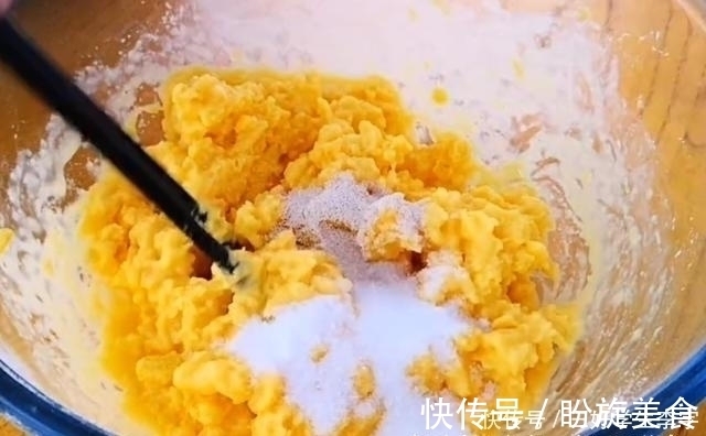 秘制|玉米面全身是宝,教你秘制新吃法,开水一烫筷子一压,比馅饼好吃