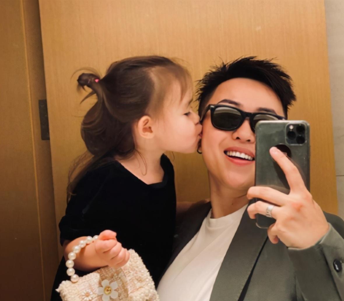 生子|29岁叶海洋花50万买精生子，一个人当爹又当妈，现状让人羡慕