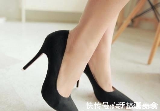 性感 细跟鞋将时尚与潮流元素巧妙融合,轻熟韵味完美诠释女性的魅力