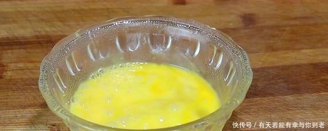 豆角切碎,加2个鸡蛋,筷子一搅,不用炒,出锅全家抢着吃