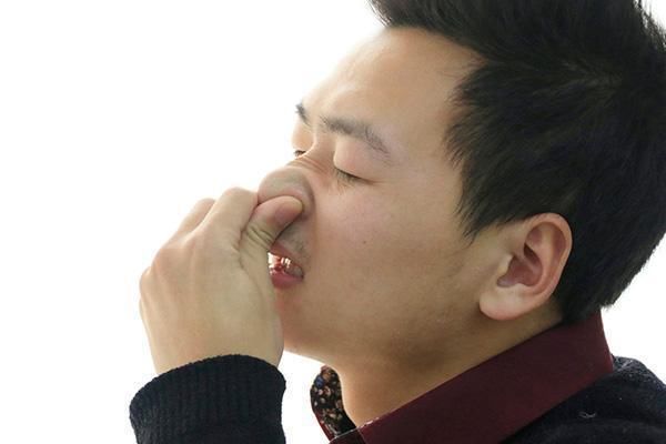 鼻子两侧,挤出的白色分泌物是什么?千万别乱挤,小心越挤越多
