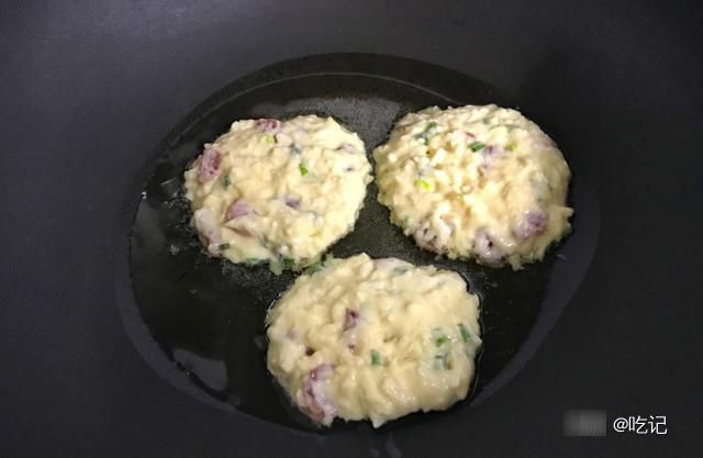 想不到莲藕还能这样吃，一搅一煎，做成早餐营养丰富