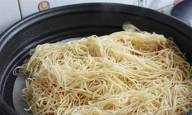 炒面很多人都做错了,大厨教你炒面的正确做法,不粘不坨,太香了