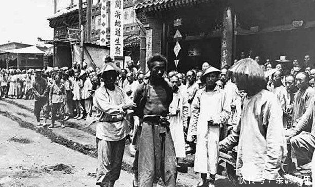 孙女|晚清罕见老照片:图1奶奶给孙女裹小脚,图4八国联军街上强抱妇女