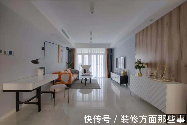 客厅|116平简约北欧风三居室,亮橙色沙发给客厅增添了活力感