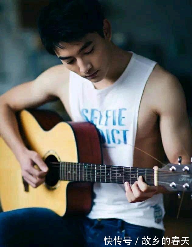 身材|爱好音乐的胸肌帅哥,完美的身材与英俊硬朗的脸展现男儿特有气质