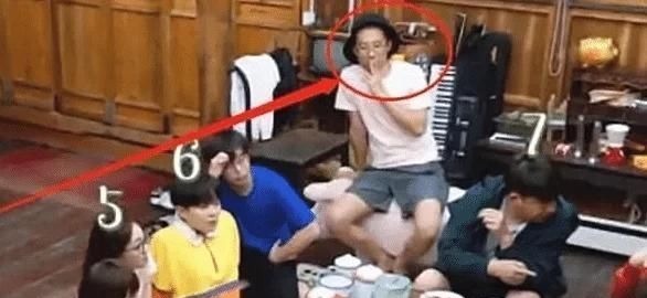 向往的生活最令人反感的一位嘉宾,录节目全程抽烟,整一期黄磊都没搭理他