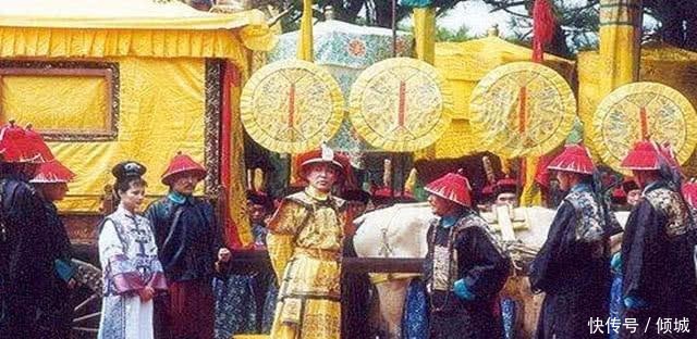 康熙拜孔子不愿下跪, 大臣遮住墓碑上一个字后, 他立即跪下!