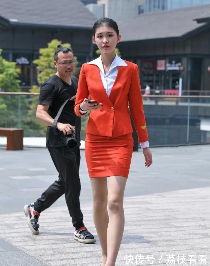 风范 怎样展现职场女强人的风范西装配半身裙，干练优雅又迷人！