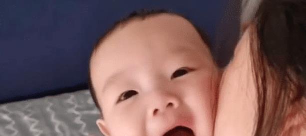 脸蛋|萌娃被妈妈亲VS被爸爸亲,最后哭得一塌糊涂完了,我不干净了