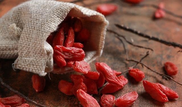 枸杞|再三提醒泡枸杞时，不能放“此物”，小心“引祸上身”