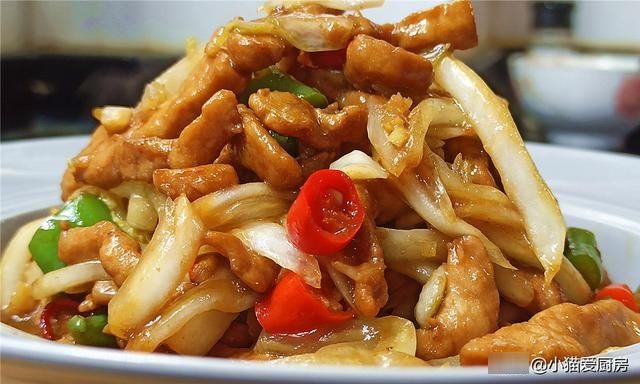 又到了吃大白菜的季节,把它和猪肉炒上一盘,鲜香味美开胃下饭