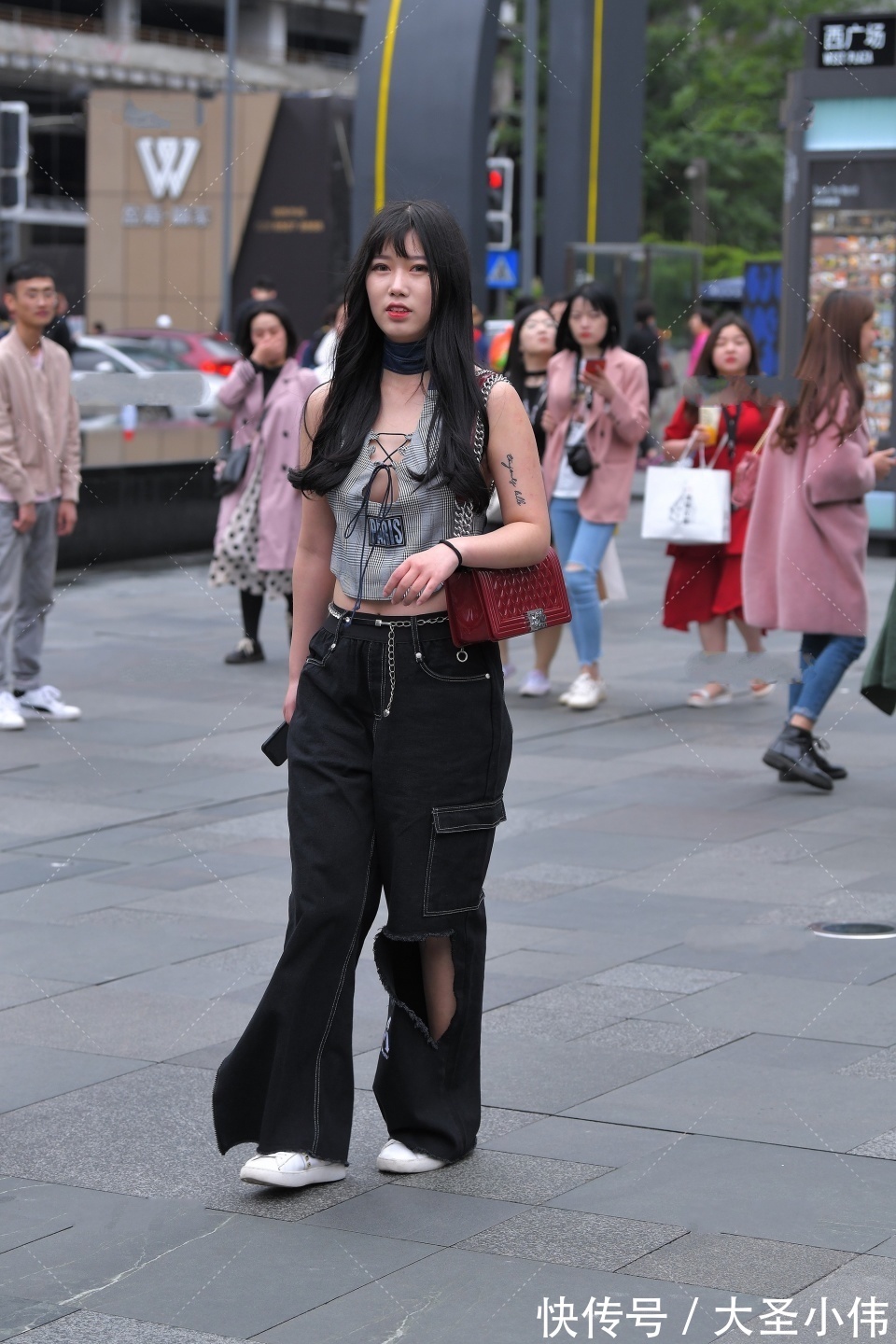 姑娘们|美女街拍：时髦抢镜的穿搭，展现出该有的活力与叛逆，这位美女今年有18岁吗