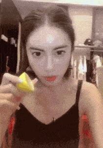 |搞笑GIF:小伙子,你这是看到什么了?笑得这么大声