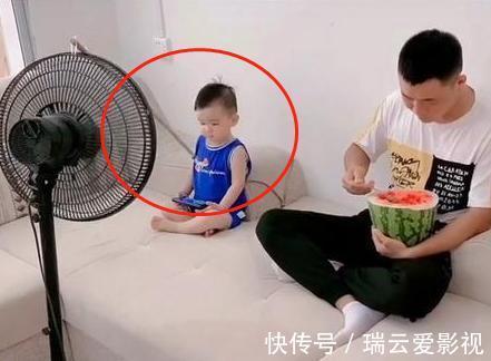 丈夫|“最懒爸爸”火了,用电风扇喂儿子吃西瓜!网友:不当科学家可惜